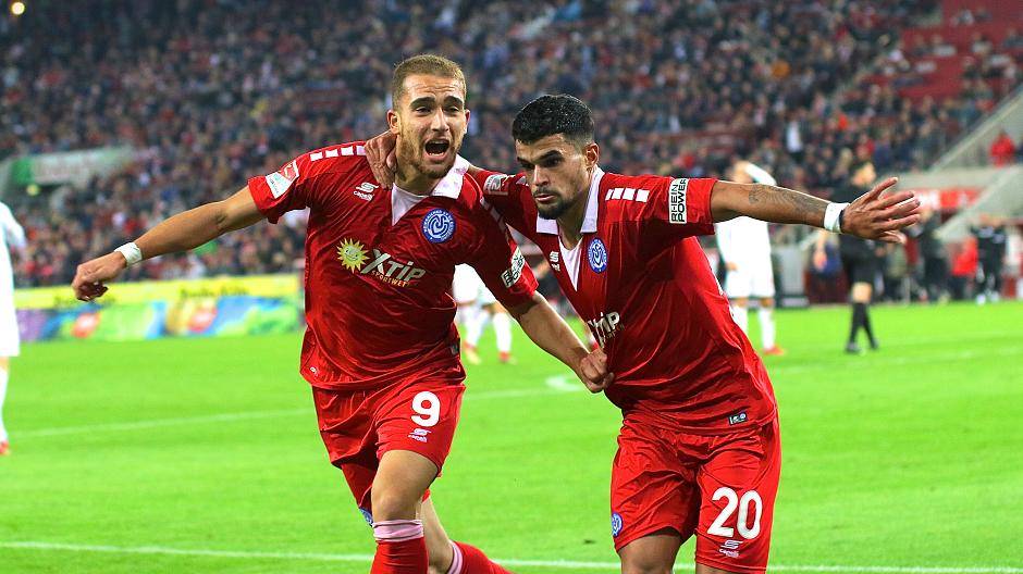 Ahmet Engin und Cauly Souza nach dem 2:1 in Köln.