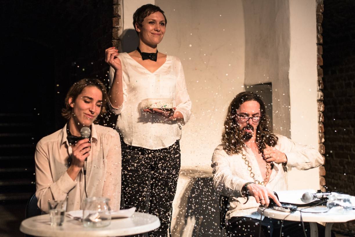 Sindy Tscherrig, Lisa Balzer und Jibel Jay (v. l.) sind „mein ensemble und ich“ und zeigen „Große Gefühle im Hochadel“, ein Livehörspiel, am Freitag um 19.30 Uhr in der Galerie "Jetzt am Dellplatz"