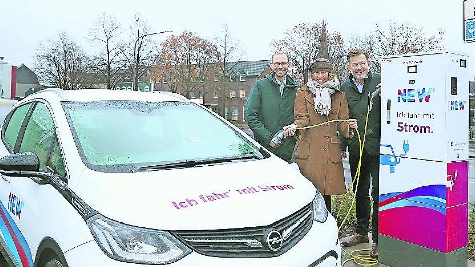 Klimaschutzmanager Björn Nemak (l.), Bürgermeisterin Sabine Anemüller und NEW-Vorstand Frank Kindervatter, freuen sich über die neue E-Ladesäule der NEW in Dülken.