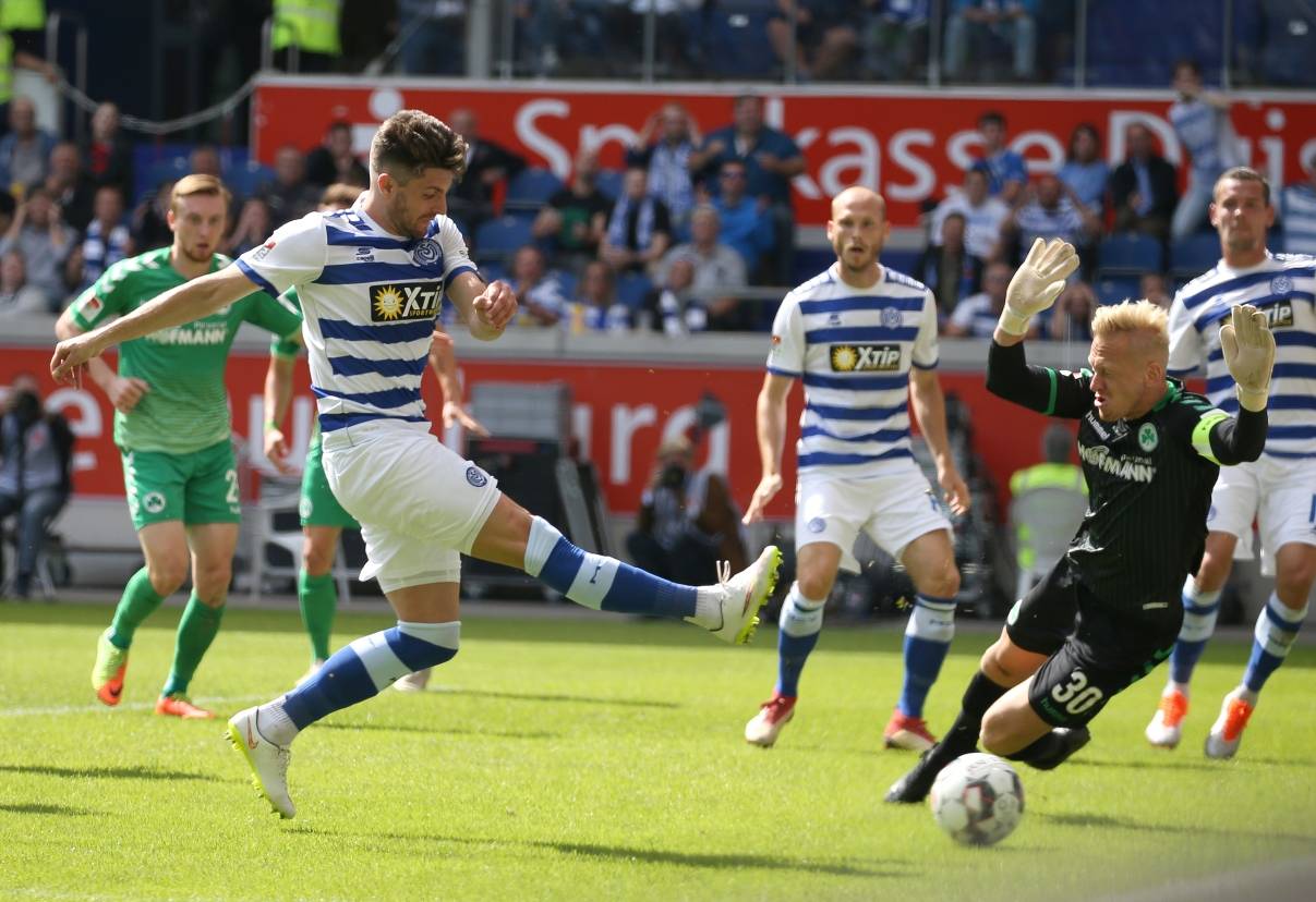  Und wieder nichts: Moritz Stoppelkamp zieht aus kurzem Winkel ab - und versenkt das Leder im Außennetz... 