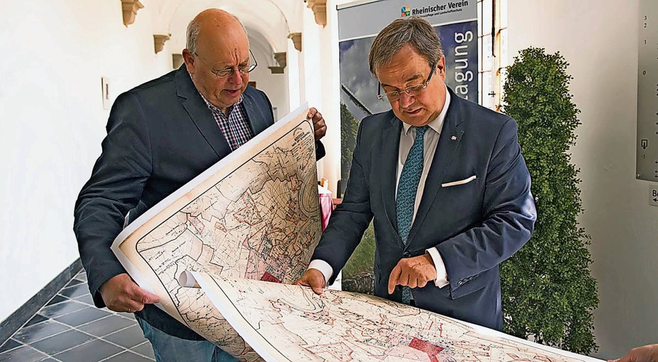  Interesse: NRW-Ministerpräsident Armin Laschet (r.) studiert eingehend die Krefelder Karte, die die Bombenschäden aus dem Jahre 1943 vermerkt. Stefan Kronsbein (l.) vom Krefelder Heimatverein hatte sie ihm unterbreitet. 