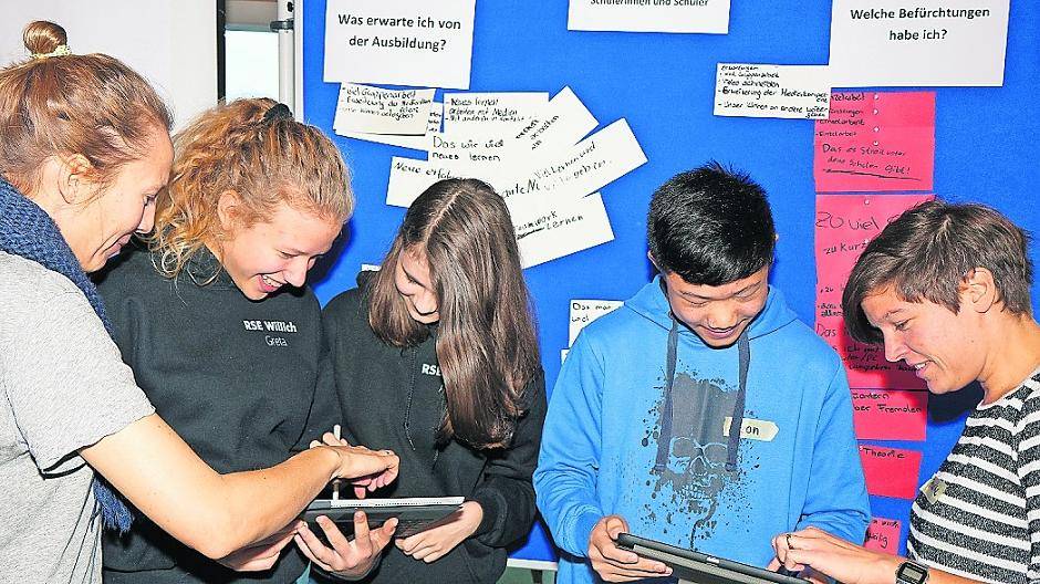 Schülerinnen und Schüler der Robert-Schuman-Europaschule aus Willich im Gespräch darüber, welche Apps für Jugendliche heute wichtig sind.