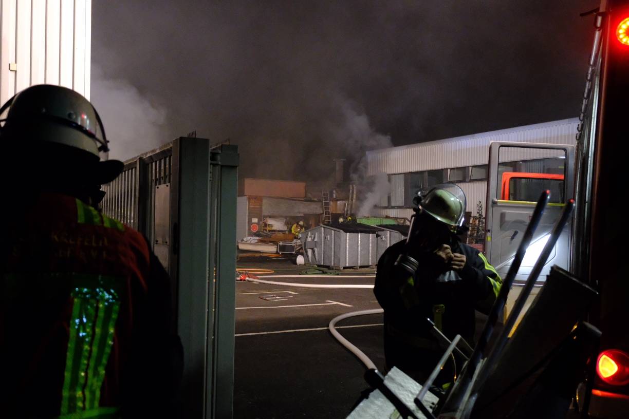 Zwei Feuerwehrleute verletzt: Feuer drohte auf Küchenstudio und Schreinerei überzugreifen