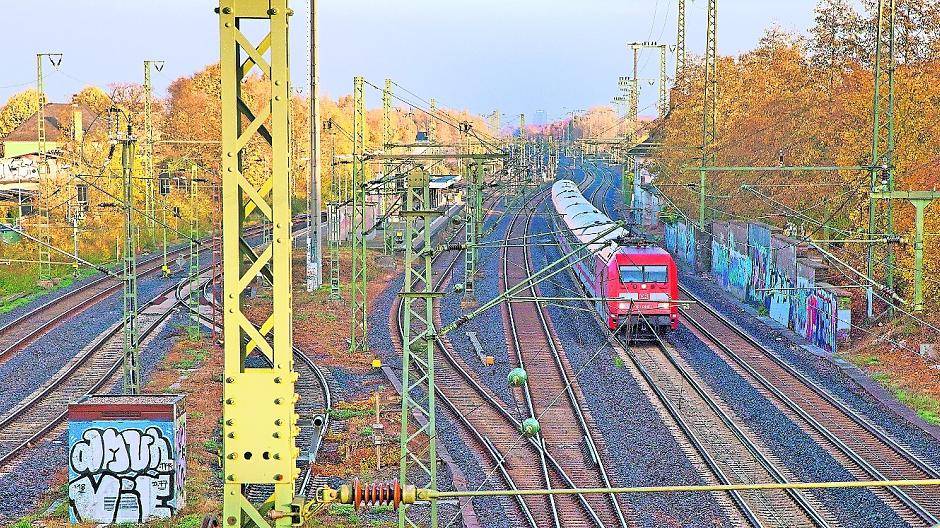 Ab Großenbaum bis Buchholz gibt derzeit es schon sechs Gleise. Danach nur fünf Richtung Hauptbahnhof.