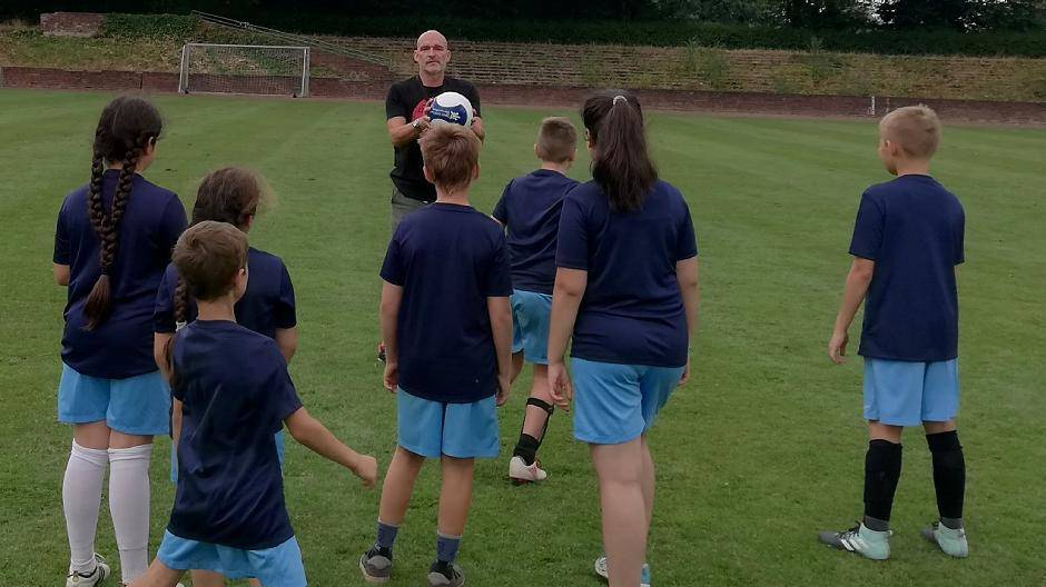  Trainer Stefan Emmerling beim Training mit den Jungen und Mädchen. 