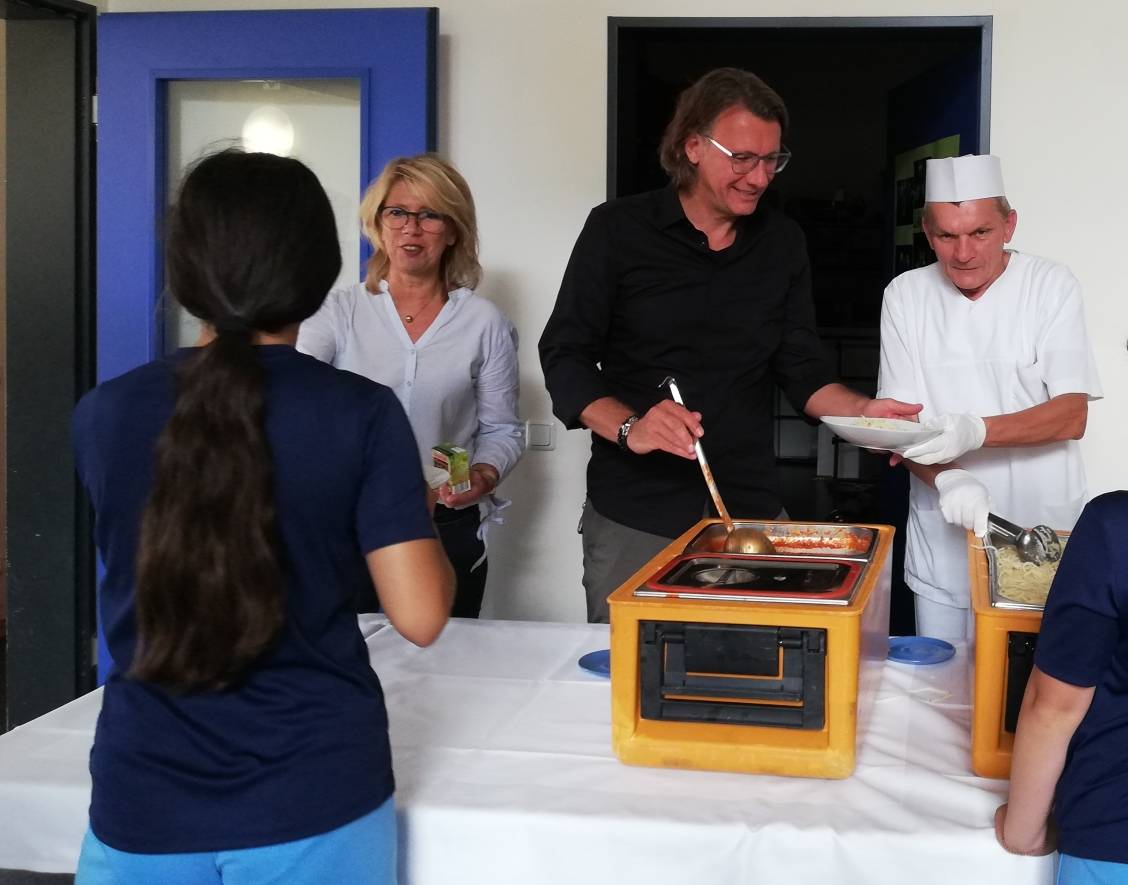 Gudrun Tersteegen und Frank Lehmann helfen bei der Essensausgabe. Das Mittagessen wird von St. Josef Krankenhaus spendiert und geliefert.