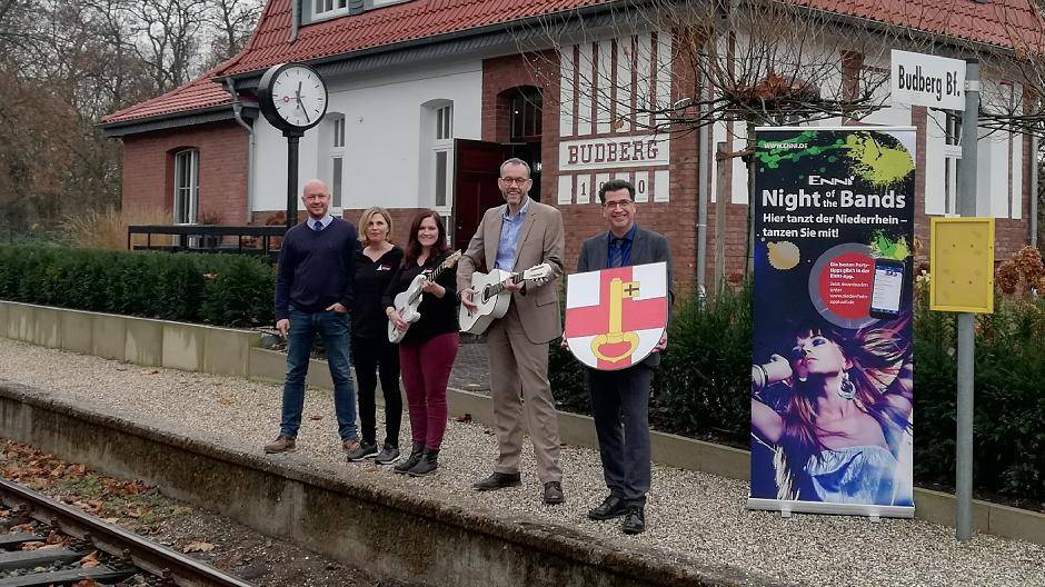 Adam Ruta (Gastro Event), Manuela Breuer und Andrea Kleinen vom Budberger Bahnhof, Oliver Felthaus (ENNI) und Bürgermeister Frank Tatzel freuen sich auf eine tolle Partynacht.