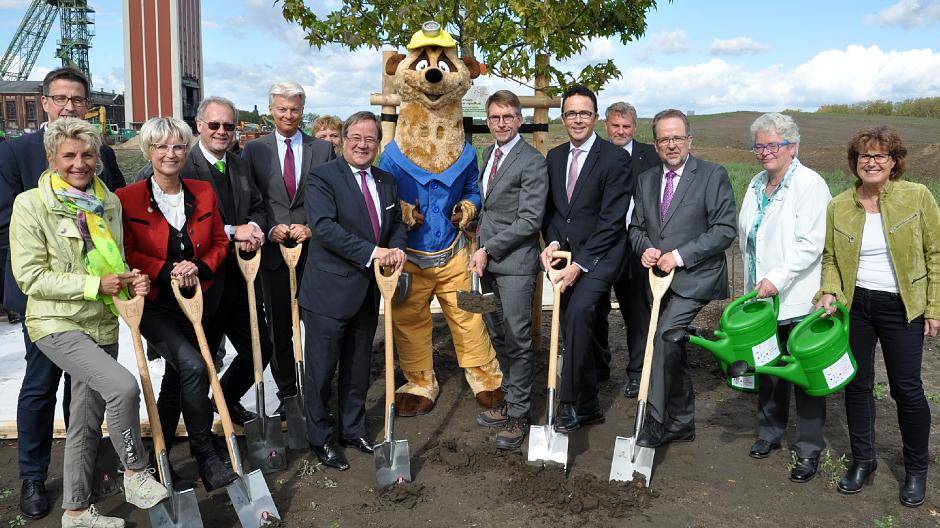 Armin Laschet pflanzte einen Amberbaum auf dem künftigen Gelände der Landesgartenschau Kamp-Lintfort 2020.