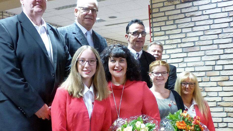 Im Mittelpunkt der diesjährigen Session steht das Prinzessinnen-Gespann aus Stefanie Elsdörfer-Müller als Prinzessin Stefanie I. und Celina Linsinger als Jugendprinzessin Celina I., die sich gemeinsam mit (hintere Reihe v.l.n.r.) KaKo-Präsident Hans-Peter Peißer, Michael Raskopf (Vizepräsident vom Festausschuss), Bürgermeister Landscheidt und KKV-Präsident Armin Linsinger auf die kommende Session freuen.