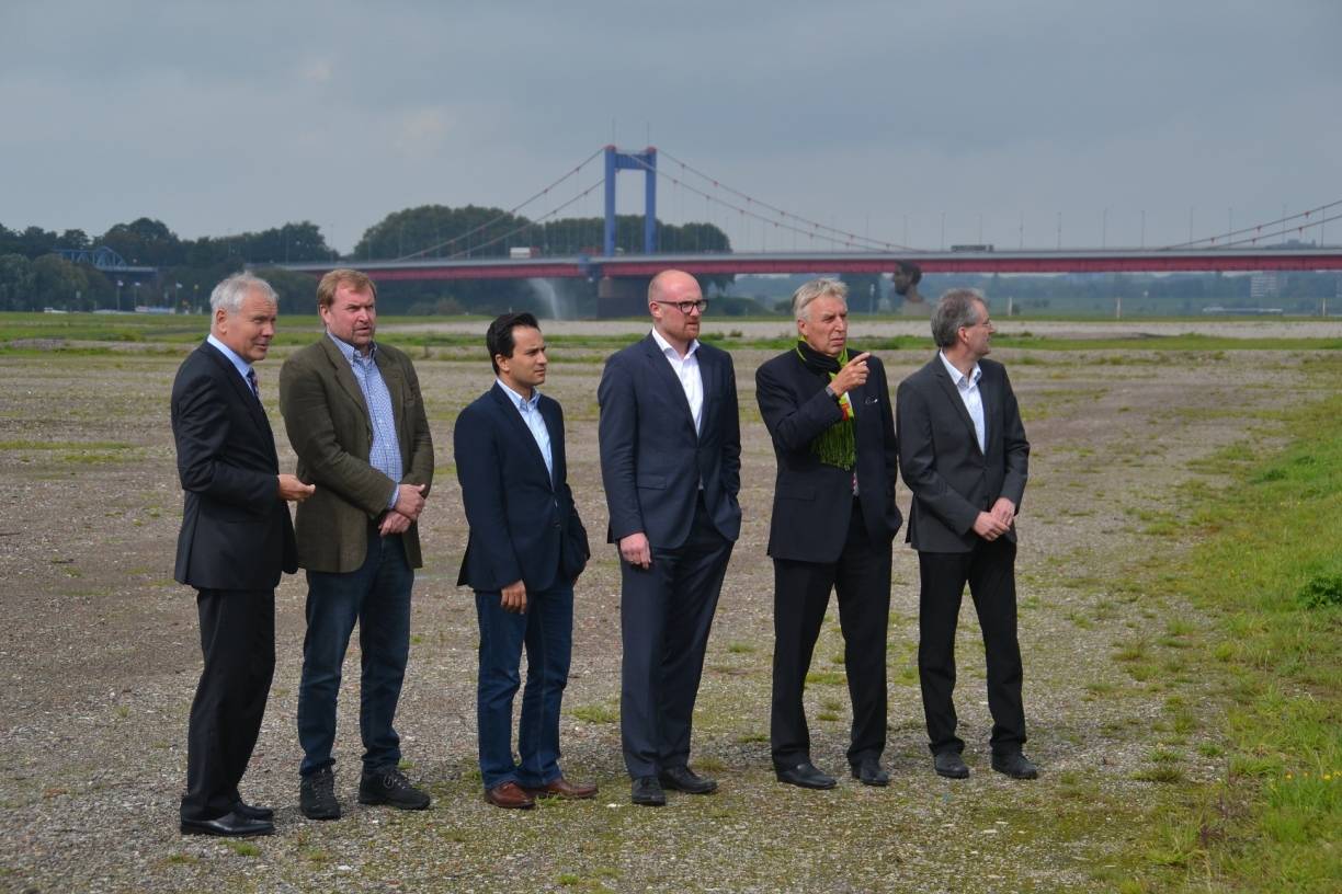  Sie stehen im Bereich der künftigen „Halle 2“, präsentierten aber die Pläne für den Park, der weiter hinten rund um das „Echo des Poseidon“ entstehen soll (v.l.n.r.): Markus Teuber, Generalbevollmächtigter der Duisburger Hafen AG, Volker Heimann, Leiter Amt für Umwelt und Grün, Mahmut Özdemir MdB, Oberbürgermeistern Sören Link, Erich Staake, Vorstandsvorsitzender Duisburger Hafen AG und Umweltdezernent Dr. Ralf Krumpholz. 