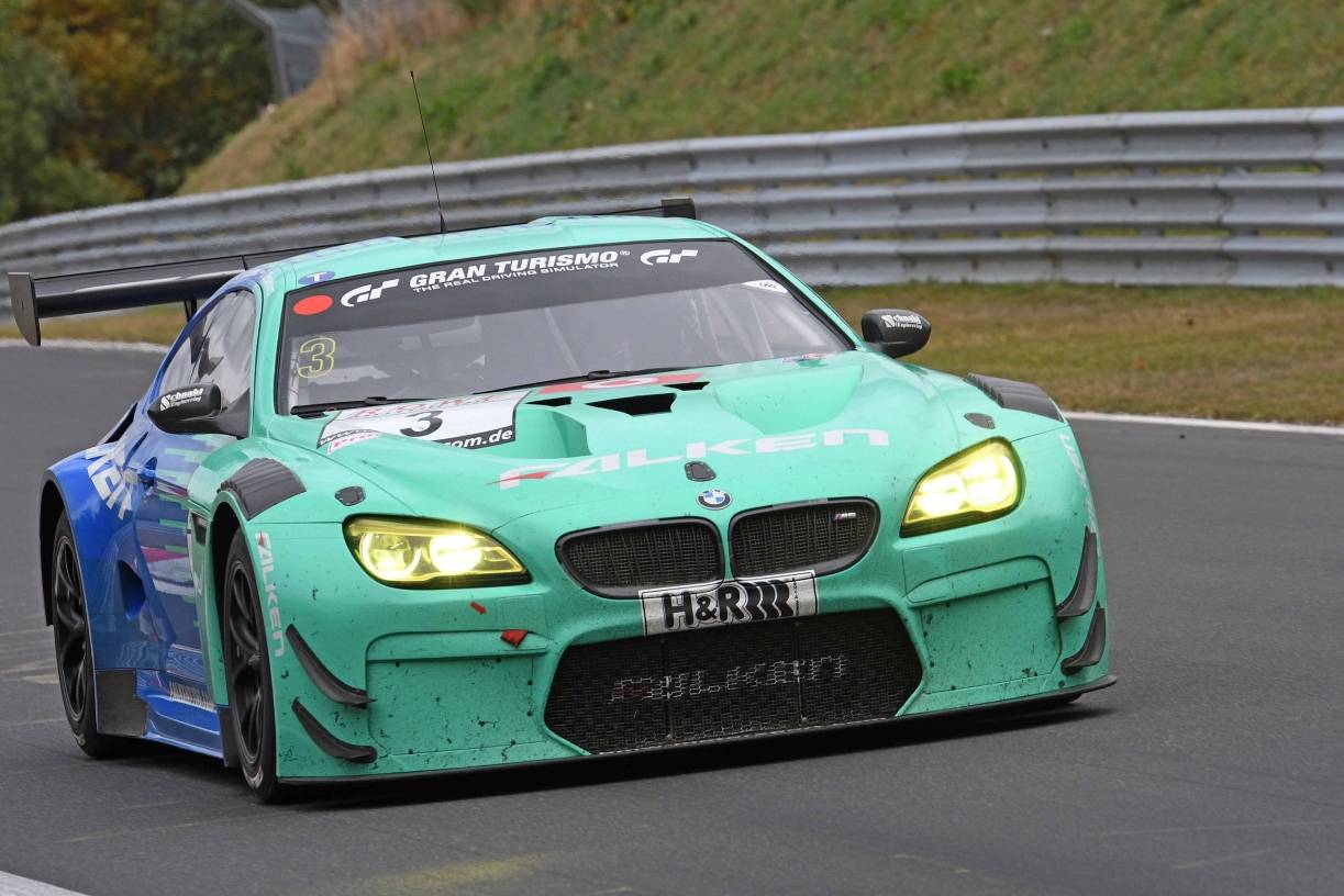 Der BMW M6 GT3 von Falken Motorsport bei der Anfahrt zum Streckenabschnitt "Schwalbenschwanz".