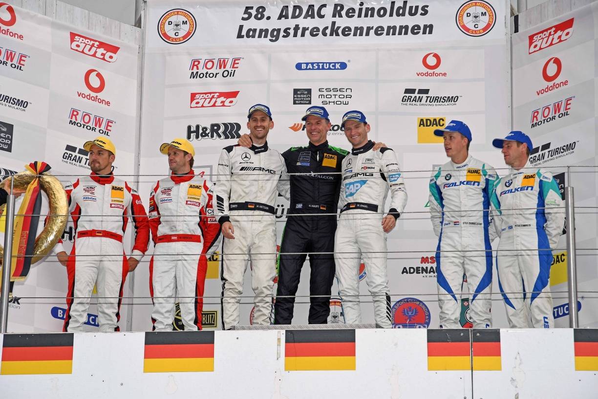  Siegerehrung nach dem 7. Lauf der VLN-Langstreckenmeisterschaft - links auf dem Podium Arnold und Siedler. 