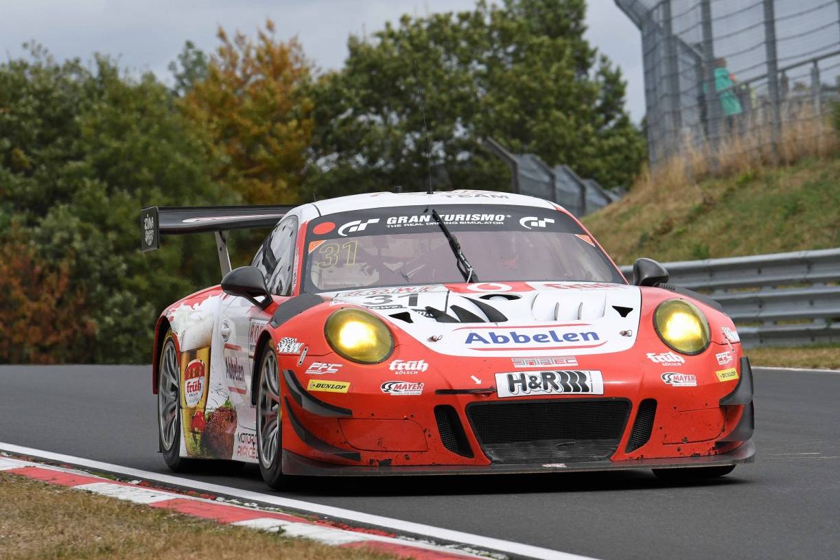 Der "Frikadelli"-Porsche GT3 R bei der Anfahrt zum kleinen Karussell.