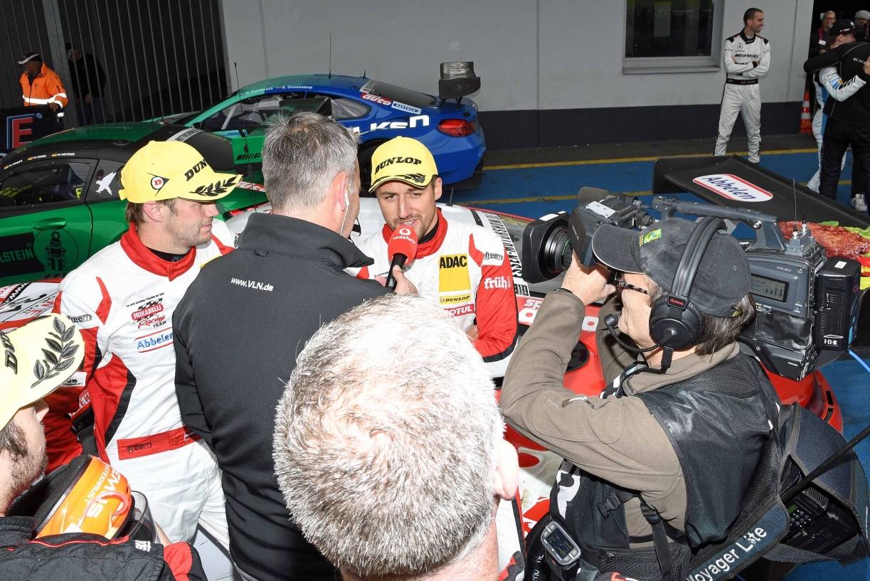 Lance David Arnold (am Mikro) und Norbert Siedler geben nach dem Rennen fleißig Interviews.