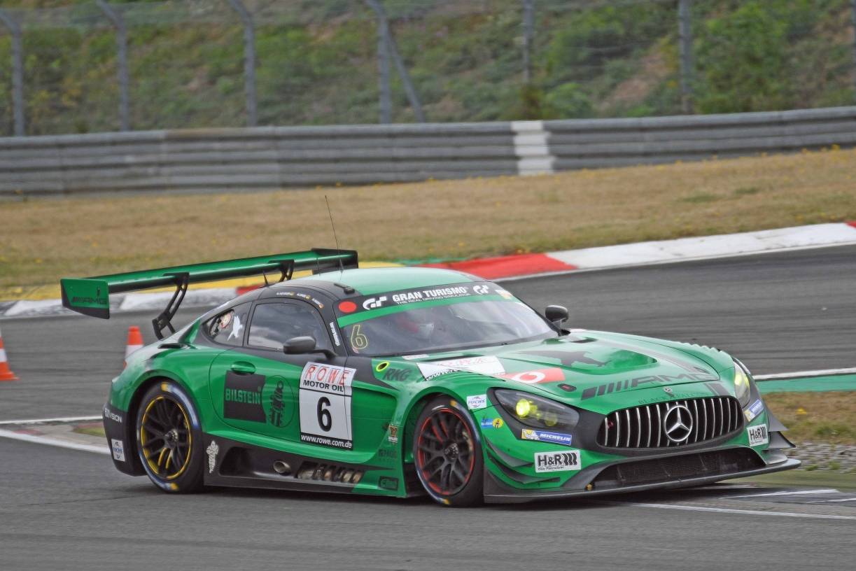 Das Siegerfahrzeug, der Mercedes AMG GT3 von "Black Falcon" in der NGK-Schikane.