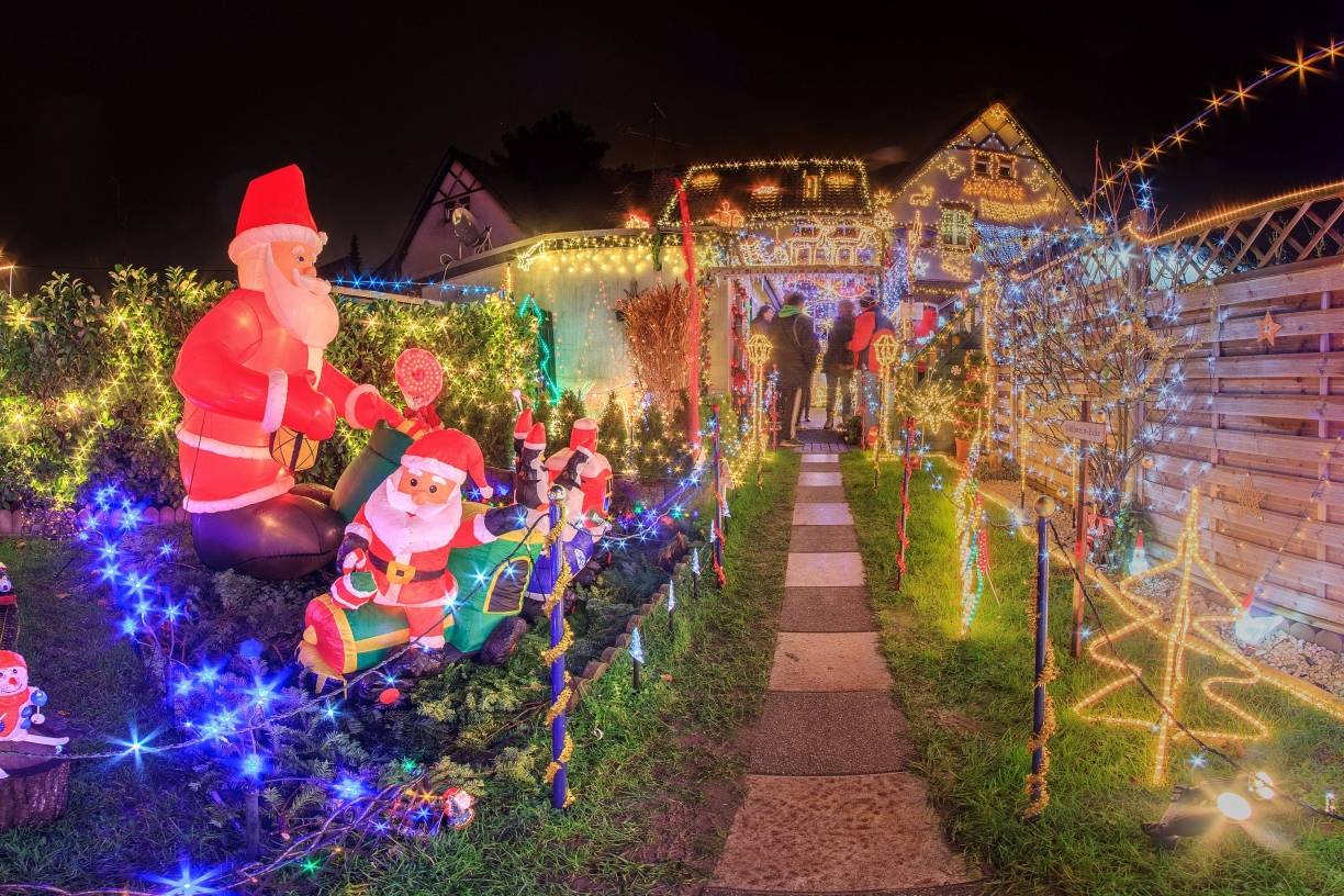  Weihnachtswunderland extrem: Ob man es nun weihnachtlich oder wunderlich findet - da steckt ’ne Menge Arbeit dahinter. Auf die 27.000 Lichter aus 2017 will Leon Scheepers in diesem Jahr noch über 7.000 draufpacken. 