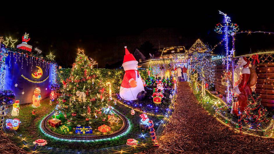 Moerser Weihnachtshaus eröffnet