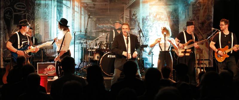  Die Band „Jokebox“ tourt seit vielen Jahren und begeistert alle Altersklassen mit einer tollen Show aus Coversongs der Bereiche Rock und Pop. Samstagabend live in Homberg! 