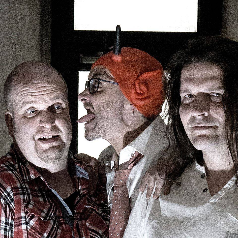 "„ACoustiDC“ das sind Moses, Markus und Jens und die covern die Songs von AC/DC, aber unplugged am Freitagabend beim Brunnenfest.