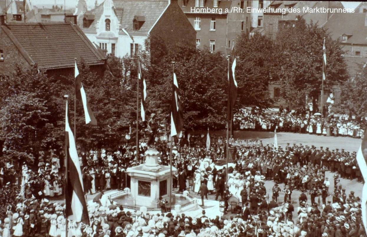 Wohl das erste Brunnenfest: Am 16. Juni 1913 wurde der ursprüngliche Marktbrunnen auf dem Bismarckplatz in Homberg eingeweiht. Nachdem im Zweiten Weltkrieg die bronzene Statue "Göttin des Glücks" für Rüstungszwecke eingeschmolzen wurde, verschwand auch der Rest des Brunnens im Jahr 1955. Erst durch den Einsatz des Freundeskreises Historisches Homberg konnte er rekonstruiert und 1990 an der heutigen Stelle auf dem Bismarckplatz wieder aufgestellt werden.