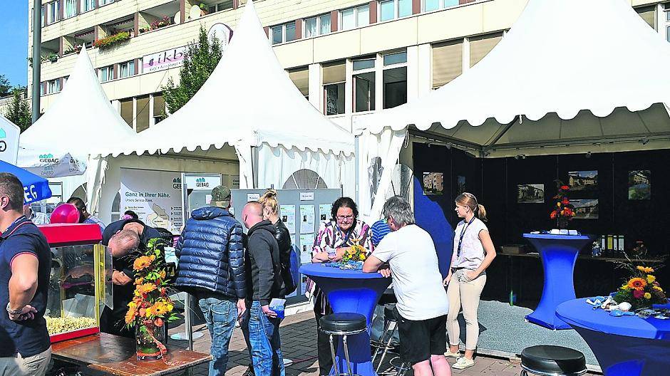 Mit den weißen Pagodenzelten ist die Wohnungsbörse nicht zu übersehen.