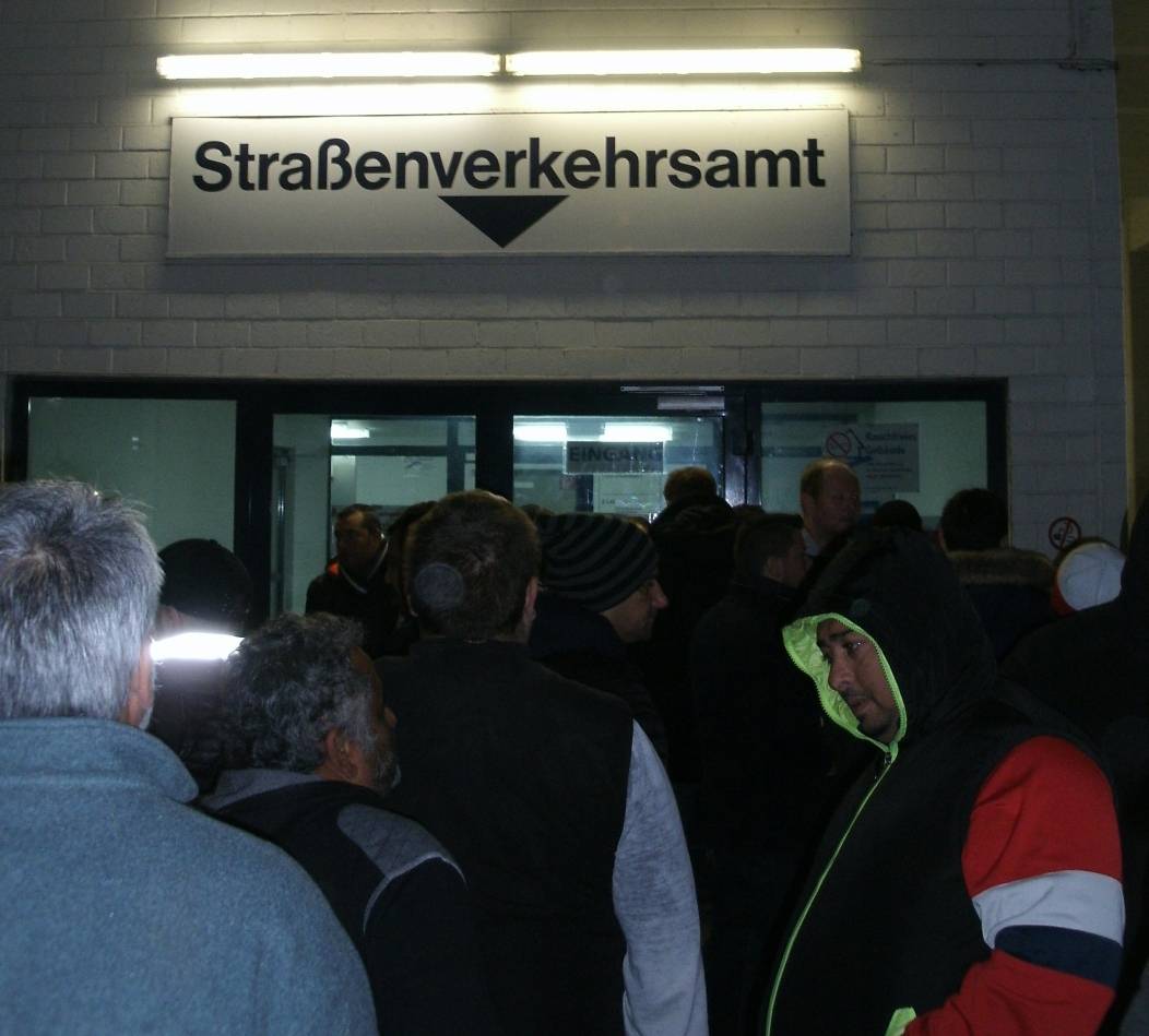  Bereits um 5 Uhr morgens stehen die Bürgerinnen und Bürger beim Straßenverkehrsamt in Duisburg an. 