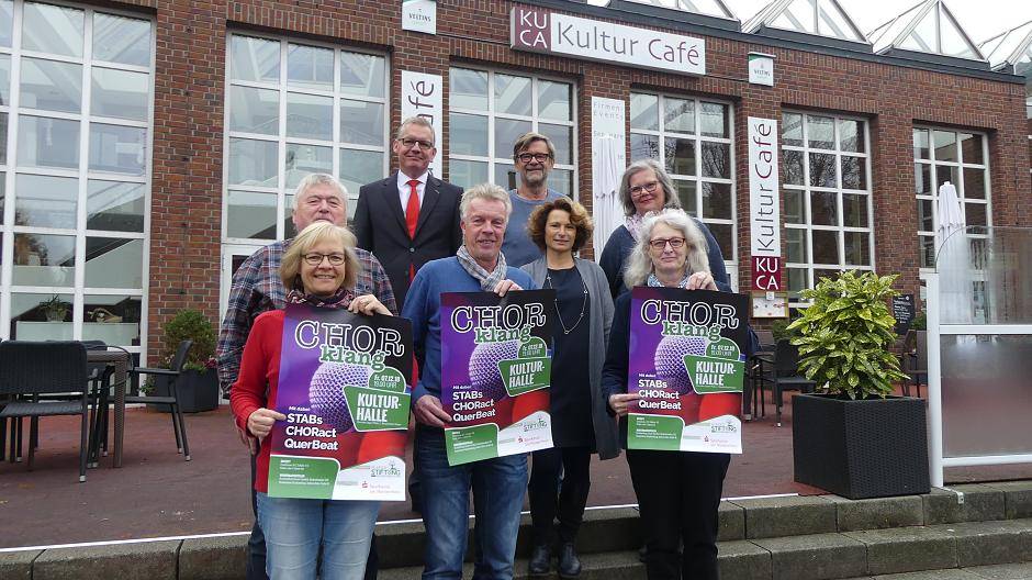 Freuen sich auf das Konzert am 7. Dezember: Bernd Zibell (Sparkasse am Niederrhein), Heinz-Jürgen Wienicke (Bürgerstiftung) und die Vertreter der teilnehmenden Chöre.