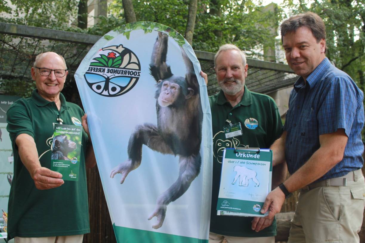 Sammeln Spenden für den Schimpansenwald: (v.l.) Friedrich R. Berlemann und Dietmar Schörner von den Zoofreunden sowie Zoodirektor Dr. Wolfgang Dreßen.