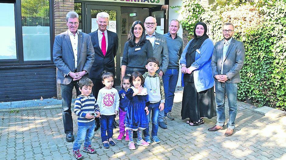 Zur Spendenübergabe waren Thomas Krützberg, Leiter des Dezernates für Familie, Bildung und Kultur, Arbeit und Soziales, Dr. Joachim Bonn, Vorstandsvorsitzender der Sparkasse Duisburg, Nilüfer Yildirim und Nurcihan Köse, beide vom Regenbogenhaus, Jürgen Voß, Geschäftsbereichsleiter Soziale Dienste und Gemeindediakonie der Grafschafter Diakonie, sowie Mitarbeiter aus dem Bezirksamt Rheinhausen gekommen. Die Kinder der Einrichtung freuten sich über den vielen Besuch.