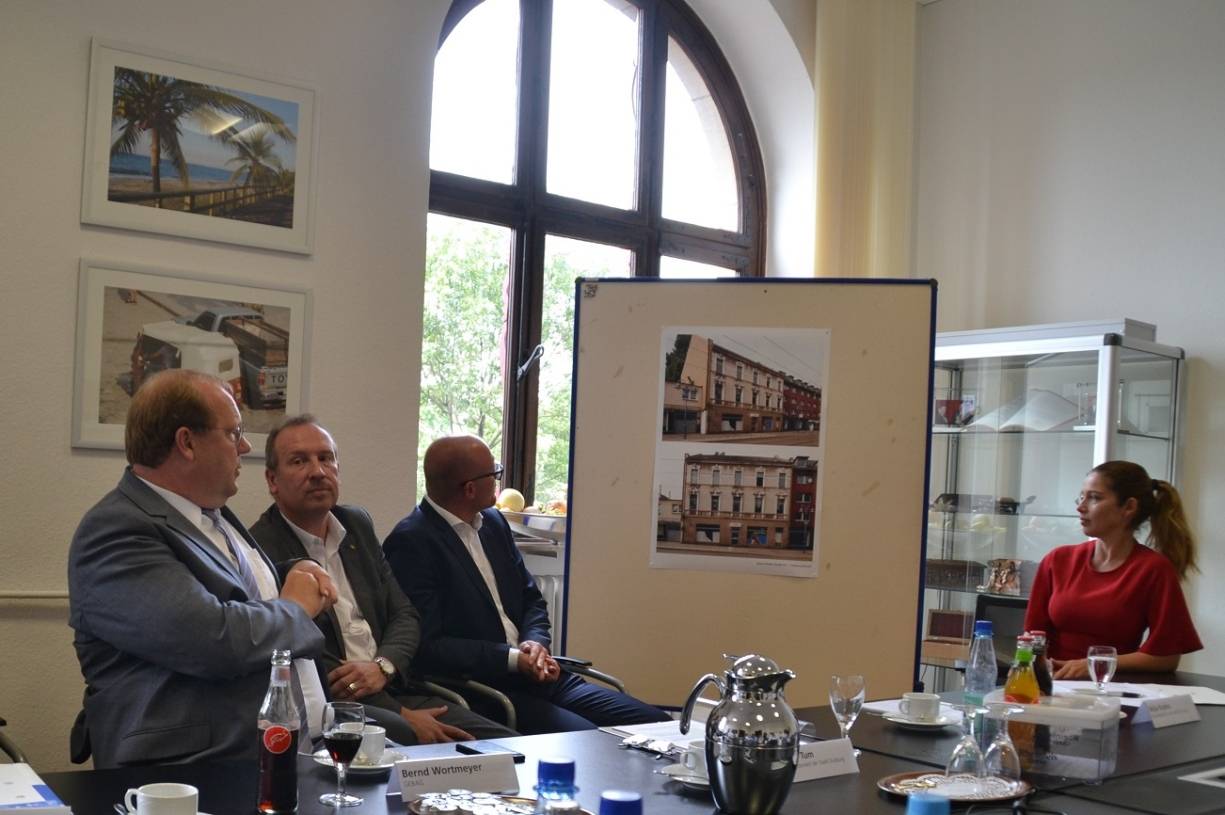 Gebag-Chef Bernd Wortmeyer, Stadtentwicklungsdezernent Carsten Tum, Oberbürgermeister Sören Link und OB-Sprecherin Anja Kopka verkünden im Rathaus erstmals Vollzug.