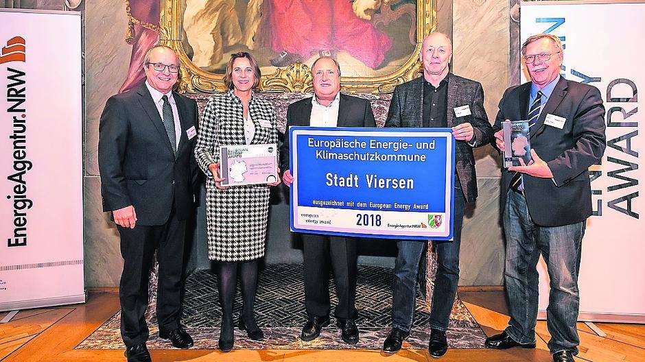  Eine Auszeichnung, die gleichzeitig Ansporn sein muss (von links): Lothar Schneider (Geschäftsführer der Energie Agentur NRW), Bürgermeisterin Sabine Anemüller, Rolf Holub (Aufsichtsrat Kelag AG, österreichischer Künstler und Kabarettist), Peter Mengel (Stadt Viersen, Fachbereich Stadtentwicklung) und Dietmar Krämer (Stadt Viersen, Fachbereich Bauen, Umwelt und Liegenschaften).  