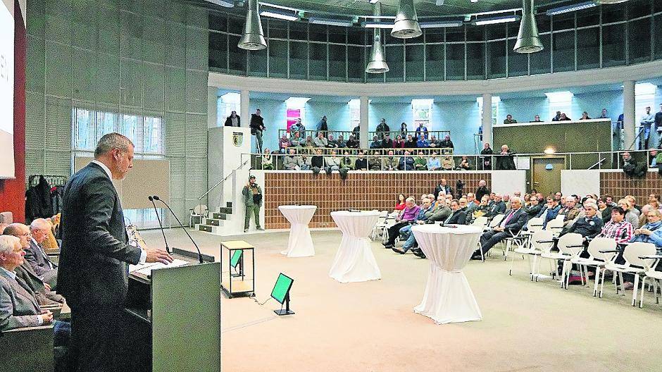 Landrat Dr. Andreas Coenen (am Rednerpult) eröffnete die Infoveranstaltung zum 5-Punkte-Plan des Kreises gegen die Nitratbelastung des Grundwassers mit einem klaren Bekenntnis.