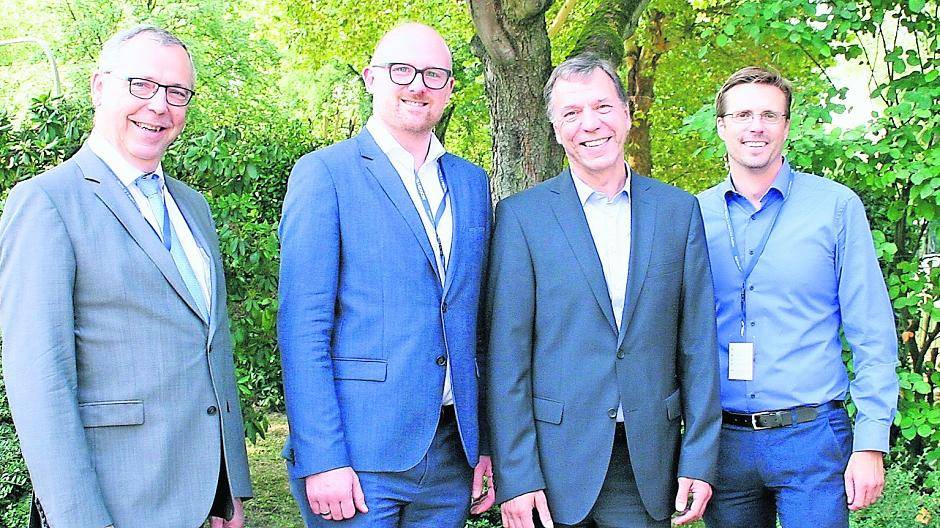  GFW-Geschäftsführer Ralf Meurer, Oberbürgermeister Sören Link, Hexion-Geschäftsführer Klaus Alhorn und Wirtschaftsdezernent Andree Haack vor dem Rundgang durch das Unternehmen. 