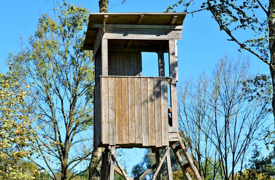 Jagdhochsitz auf Anhänger in Brand gesetzt