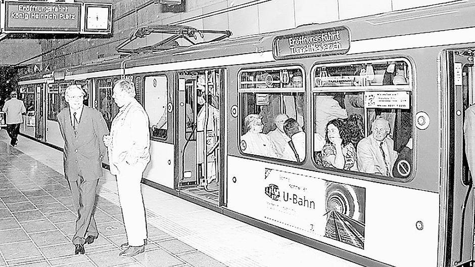  Hier ein Foto vom Eröffnungstag des U-Bahn-Tunnels Richtung Meiderich. Zwischen „Duissern“ und „Theodor-Heuss-Straße“ muss der Tunnel nun repariert werden. 