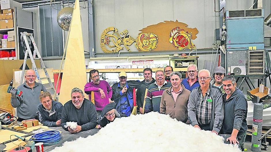  Zum himmlischen Orpheums-Programm gehören auch freundliche Wolken und ein Kirchturm. Die Kulissen werden derzeit mit dem letzten Schliff versehen. 