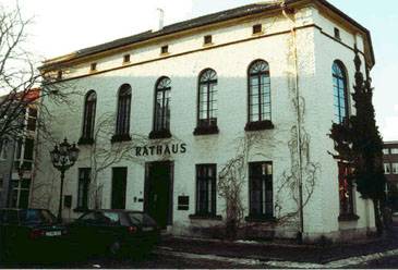 Sanierungsbedürftig: das Hülser Rathaus am Marktplatz.