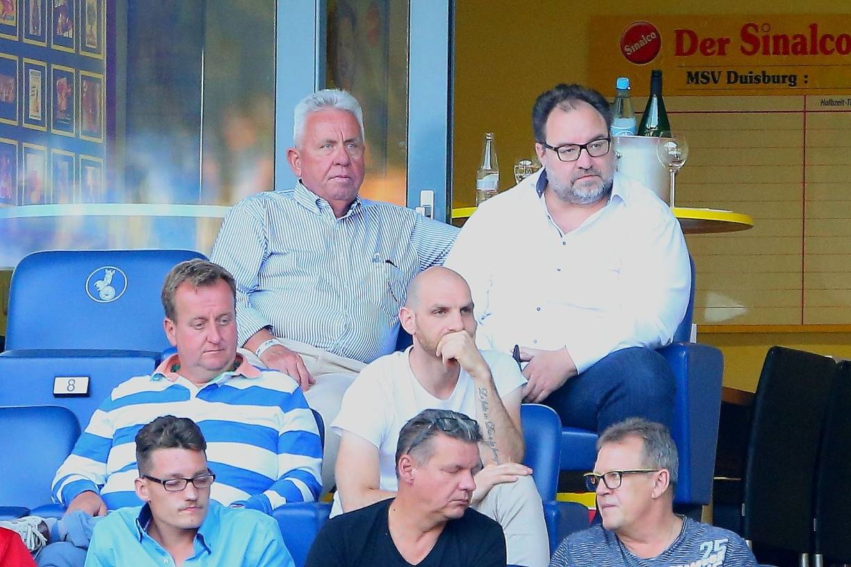 Pinguine-Aufsichtsratschef Wolfgang Schulz (oben links) und KFC-Präsident Mikhail Ponomarev (oben rechts) werden künftig bei den Krefeld Pinguinen an einem Strang ziehen.