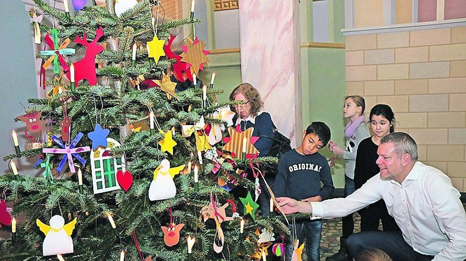 Die Kinder der Remigiusschule Viersen haben Landrat Dr. Andreas Coenen dabei geholfen, den Weihnachtsbaum im Kreishausfoyer zu schmücken.