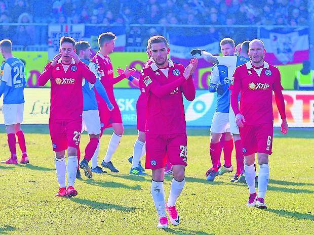  Da waren sie bedient: Die MSV Spieler um Ahmet Engin nach der herben 0:5-Klatsche in Kiel in der Vorsaison. 