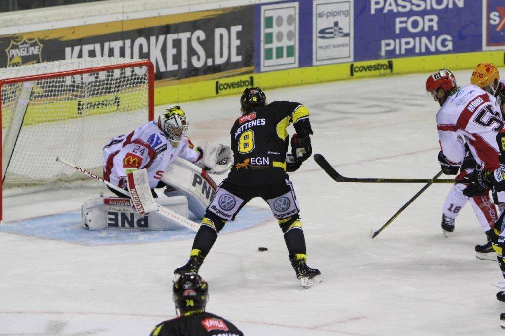Pinguine unterliegen zum Start dem Angstgegner