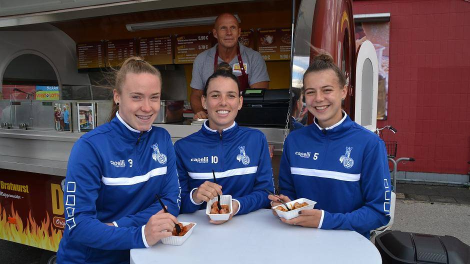  Sie haben Didi Schachts Currywurst auch tatsächlich gegessen: Claire O’Riordan, Emma Rolston und Meikayla Moore (v.l.). 