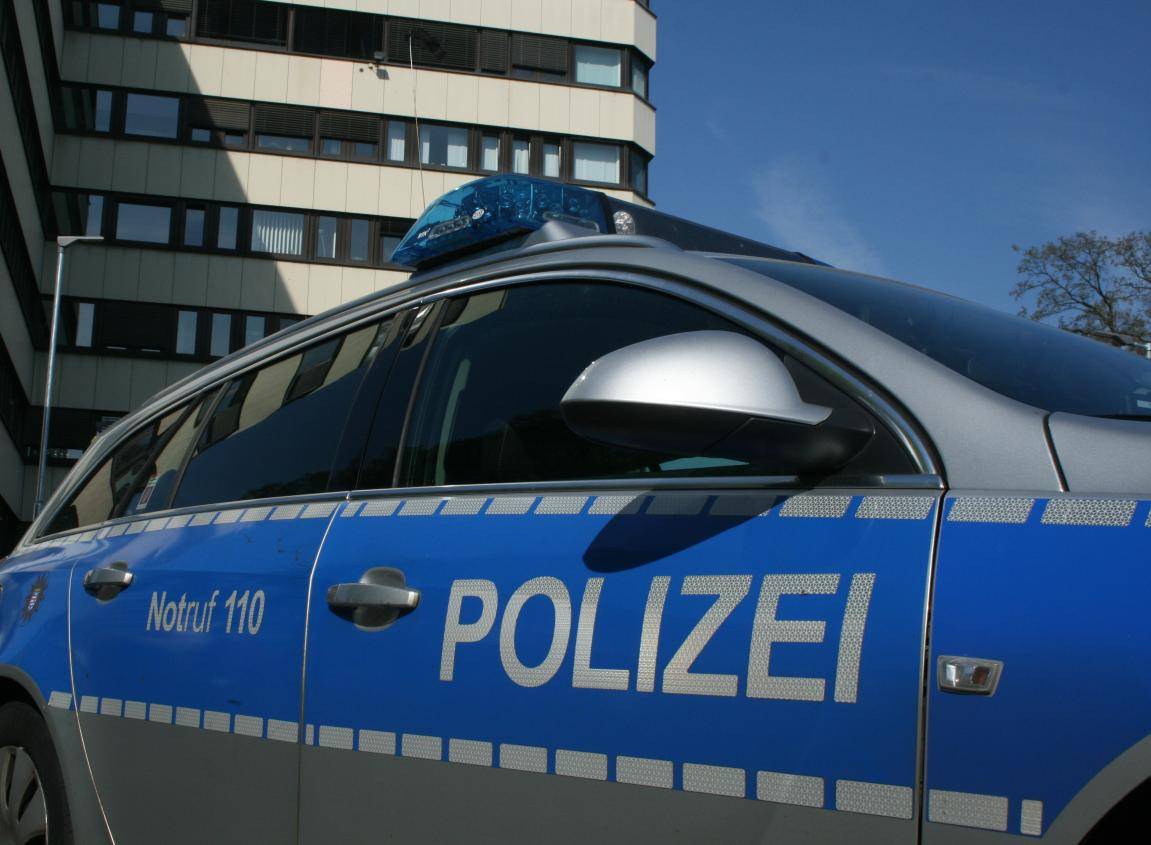 10-12 Männer: Gruppe bedroht drei Krefelder mit Messer und Eisenstange