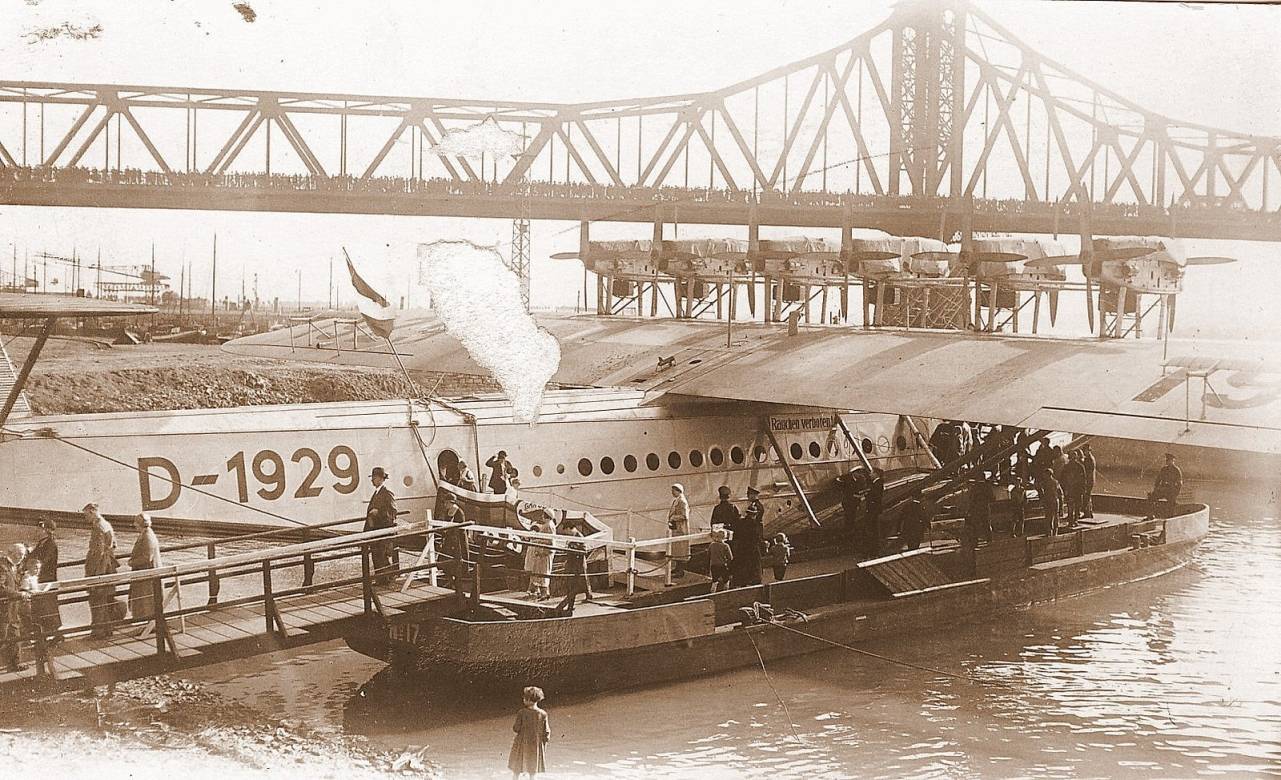  Ein Woche lang ging die Dornier in Homberg "vor Anker". 50 Pfennige mussten Besucher für einen Blick ins Innere berappen. 