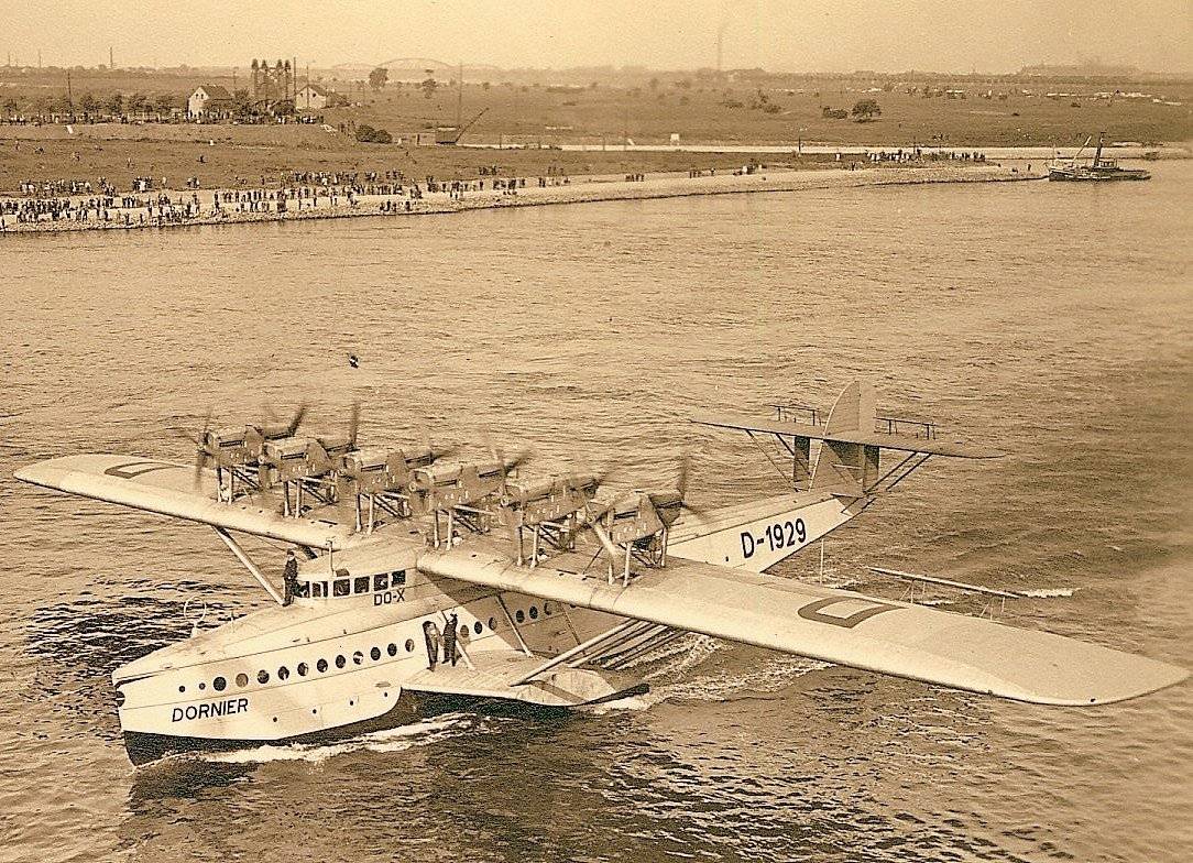  Die Dornier-X vor Homberg - im Hintergrund die Einfahrt zum Rheinpreußenhafen.Für eine Woche ankerte das Flugschiff vor Homberg und konnte von Interessierten besichtigt werden. 