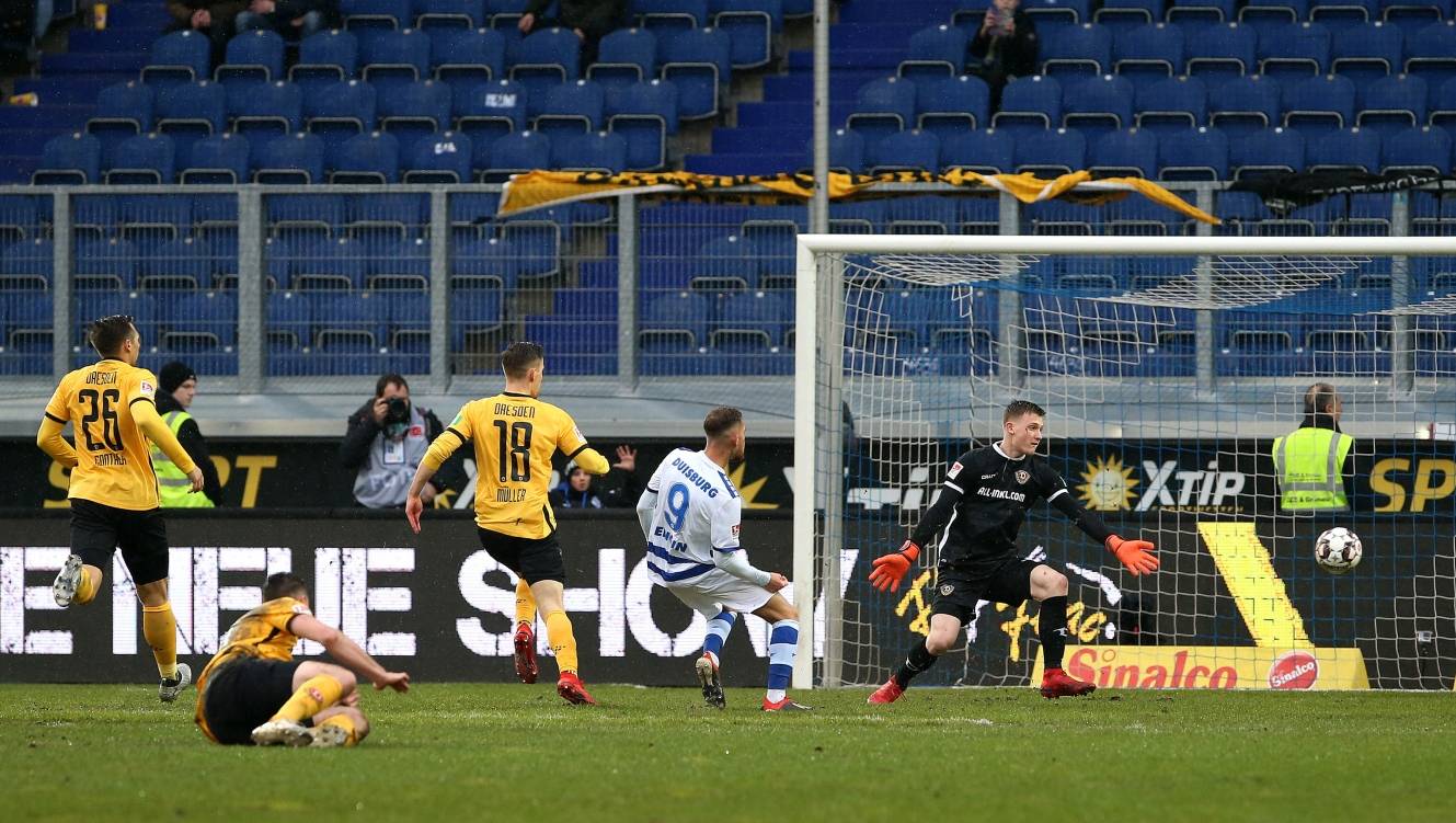  Bezeichnend: Ahmet Engin vergibt in der 11. Minute eine Großchance für seinen MSV kläglich. 