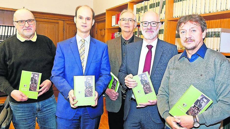  Kreisdirektor und Kulturdezernent Ingo Schabrich (2.v.r.), Kreisarchivar Dr. Michael Habersack (2.v.l.) sowie die Autoren Ludger Peters (l.), Dr. Theo Optendrenk (Mitte) und Dr. Ansgar Reichmann (r.) mit dem Heimatbuch 2019. 