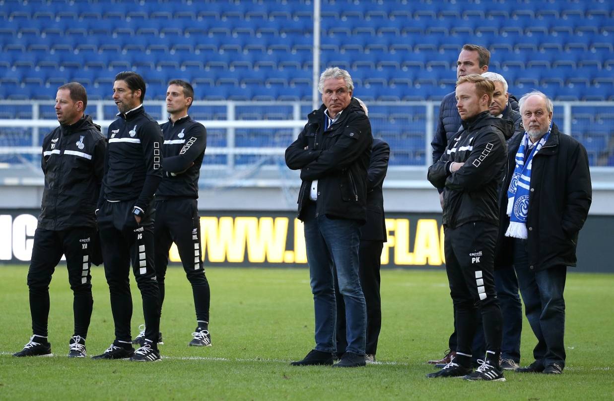  Lange Gesichter bei Ilia Gruev, Yontcho Arsov und den MSV-Verantwortlichem um Jürgen Marbach nach dem Abpfiff. 