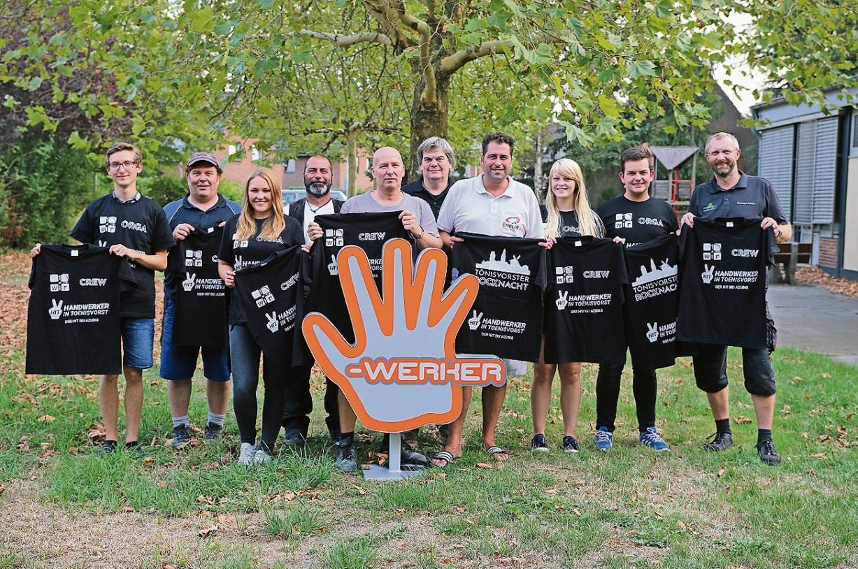  Die „Handwerker in Tönisvorst“ überreichten bedruckte Shirts an das Team der Tönisvorster Rocknacht. 