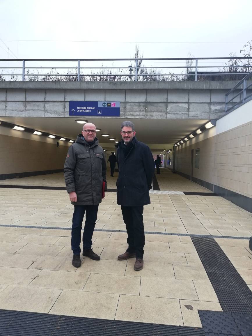  Lutz Hormes (ENNI-Vorstand) und Thorsten Kamp (Technischer Beigeordneter der Stadt Moers) am Osteingang des Tunnels.  